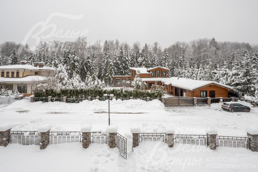 Участок находится в живописном тупике, по периметру огорожен забором в едином стиле коттеджного посёлка