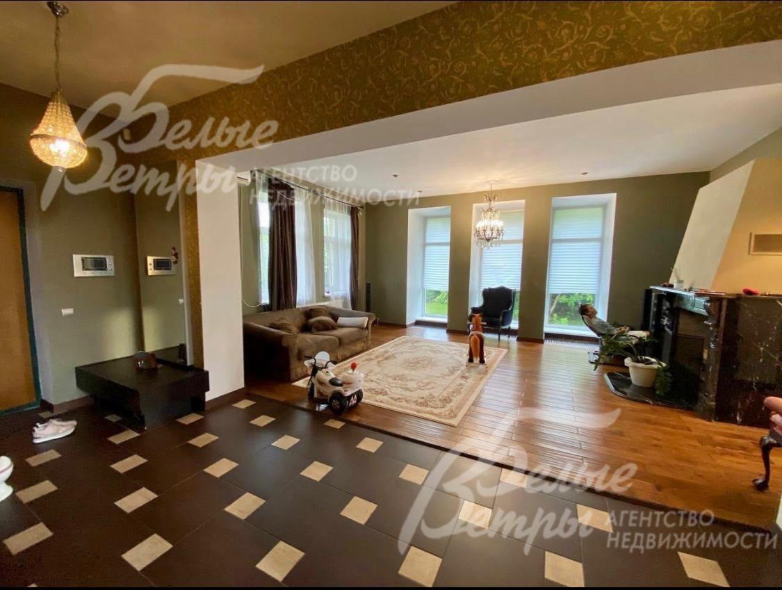 Просторная гостиная с камином