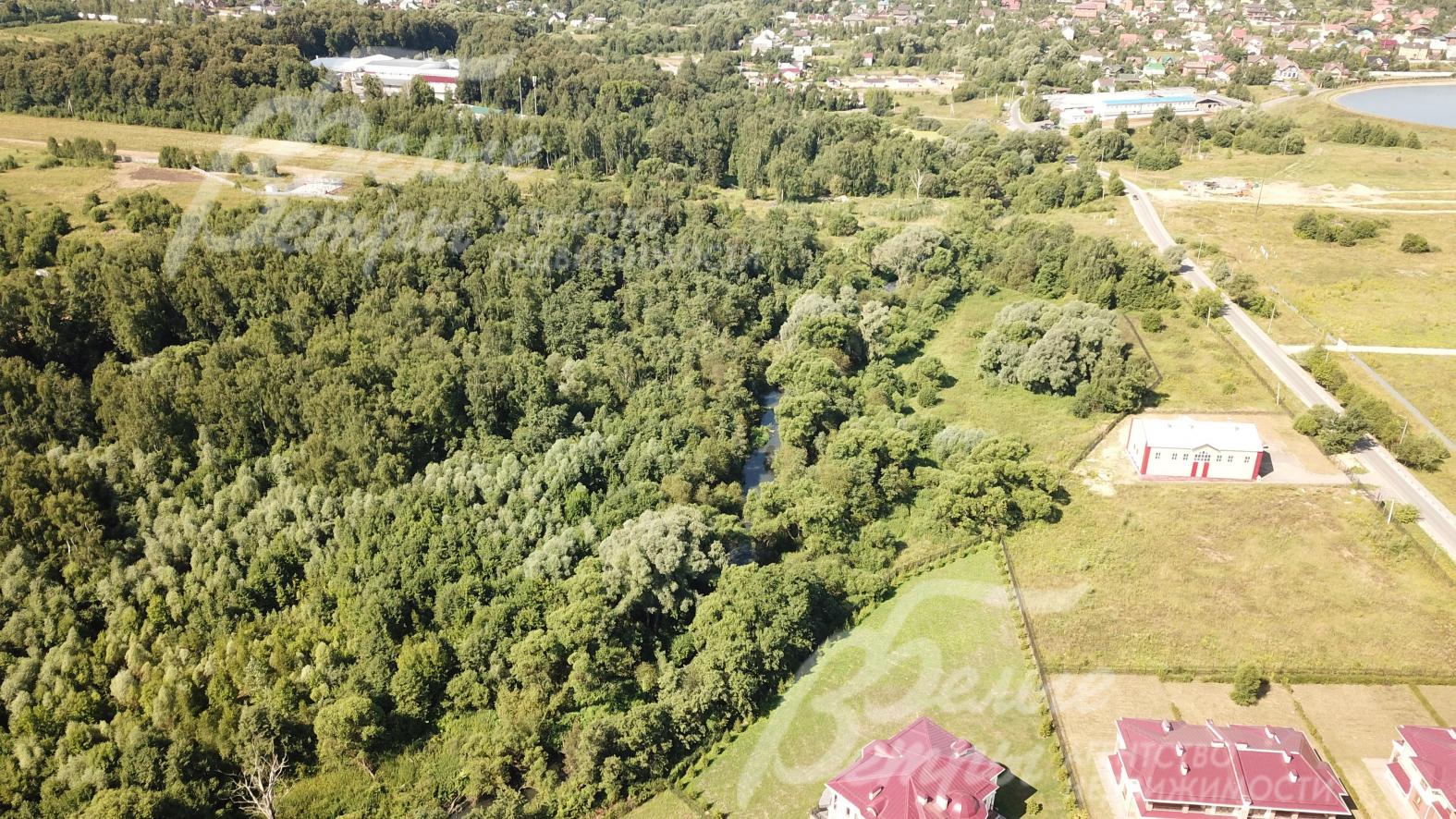 Поселок граничит с рекой