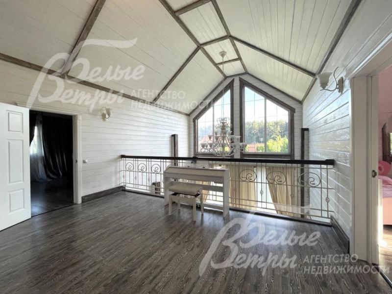 В холле 2-го этажа установлено пианино.