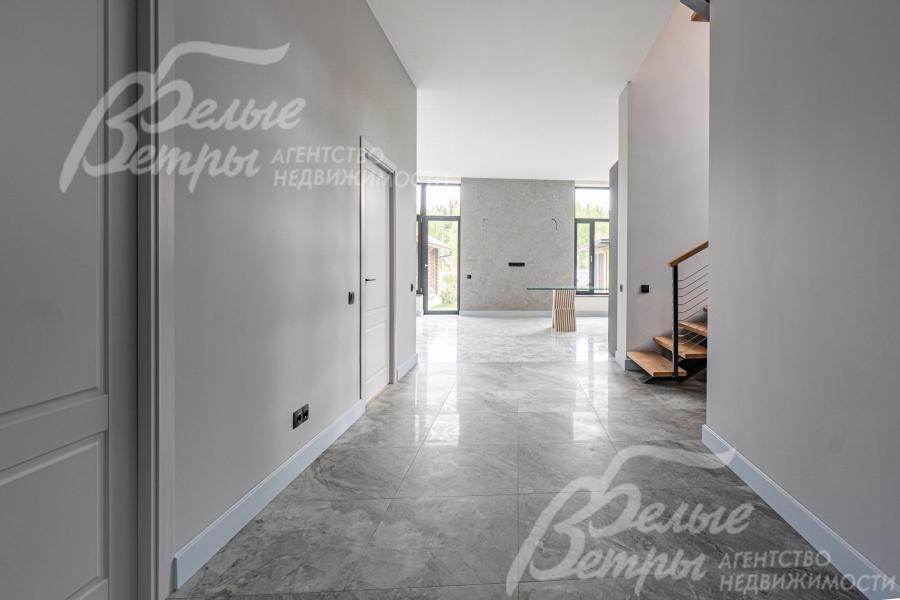 Холл первого этажа