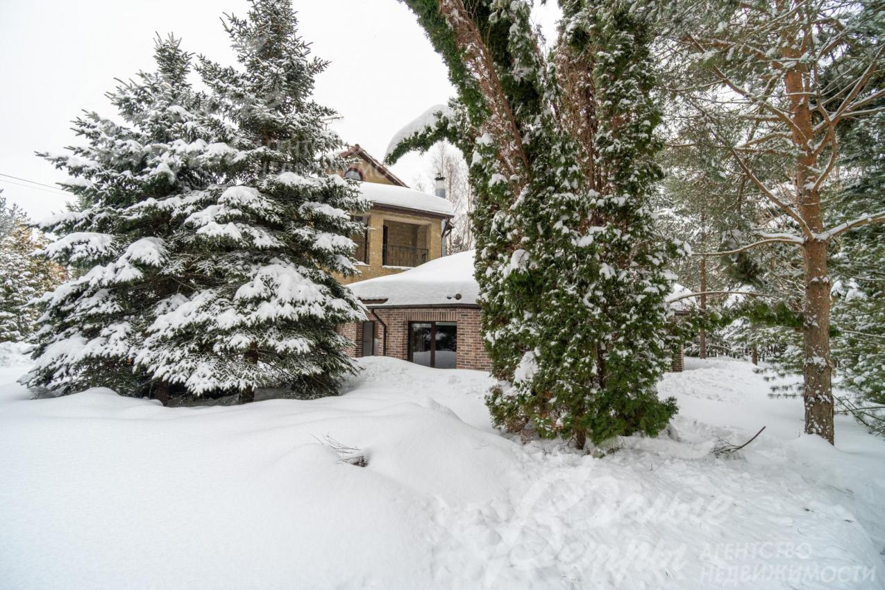 Дом стоит на живописнейшем участке с вековыми хвойными деревьями, кустарниками, клумбами, газоном