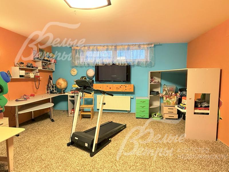 На цокольном этаже также есть спортзал с детской игровой зоной