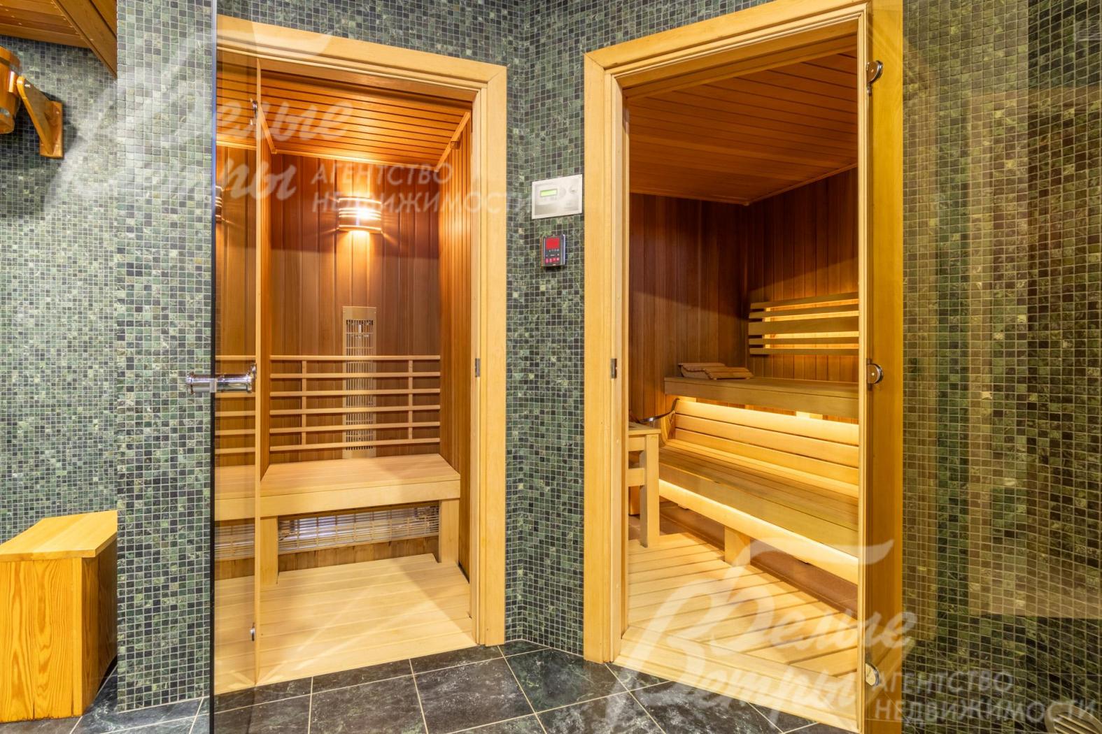 Спа-зона на цокольном этаже с инфракрасной сауной и парной с полками из абаша, стенами из кедра и с электрической печью HARVIA