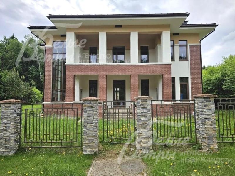 Новый кирпичный дом под отделку с современной привлекательной архитектурой