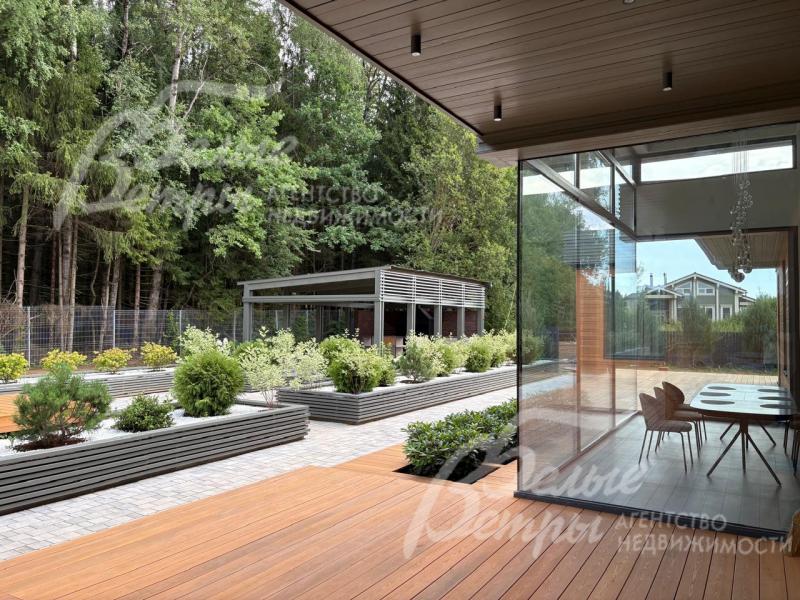 Участок разделён на несколько зон: гостевая зона с парковкой, зона для кострища и сад из декоративных растений