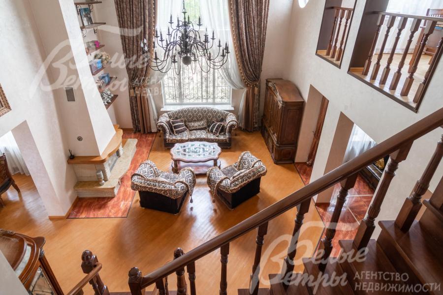 Двухсветная гостиная с потолками высотой 5,8 м