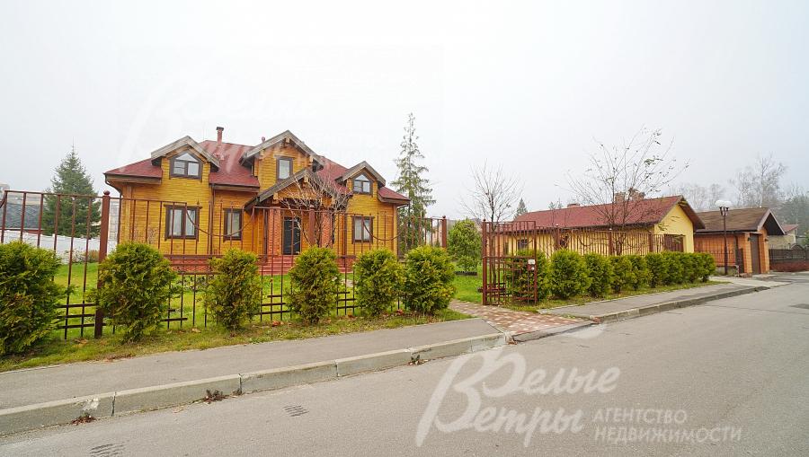 Кроме основного дома на участке есть отдельно стоящий гараж