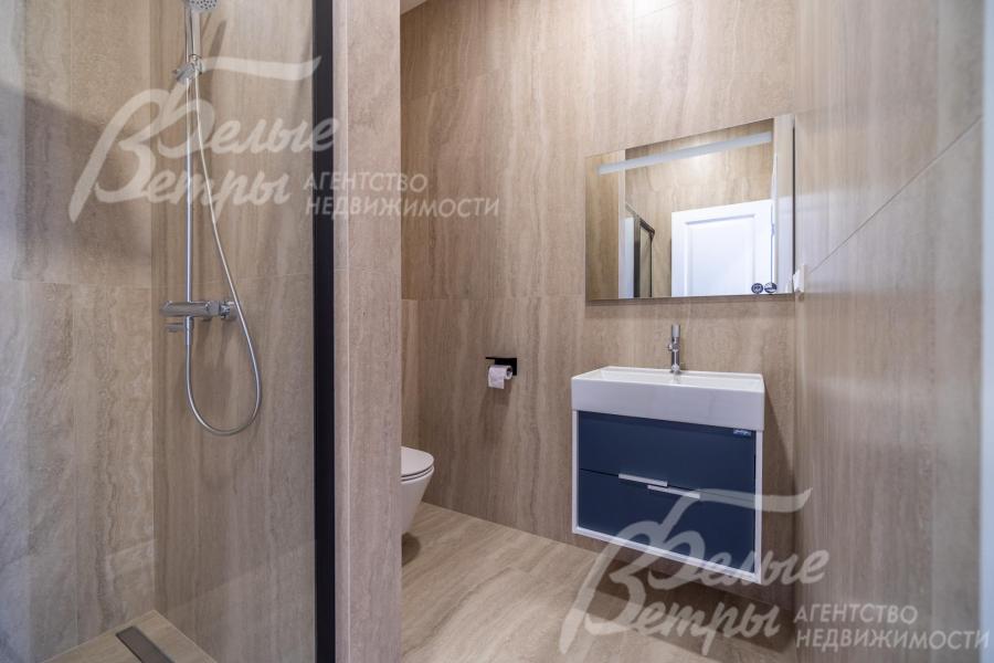 Санузел на втором этаже с душевой: во всех санузлах - сантехника Jacob Delafon