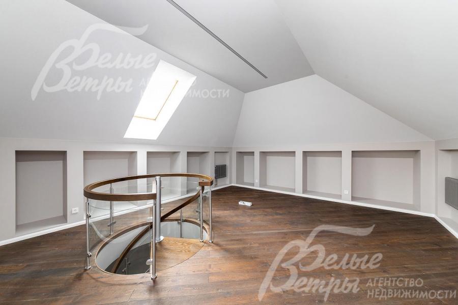 Гардеробная комната на мансардном этаже