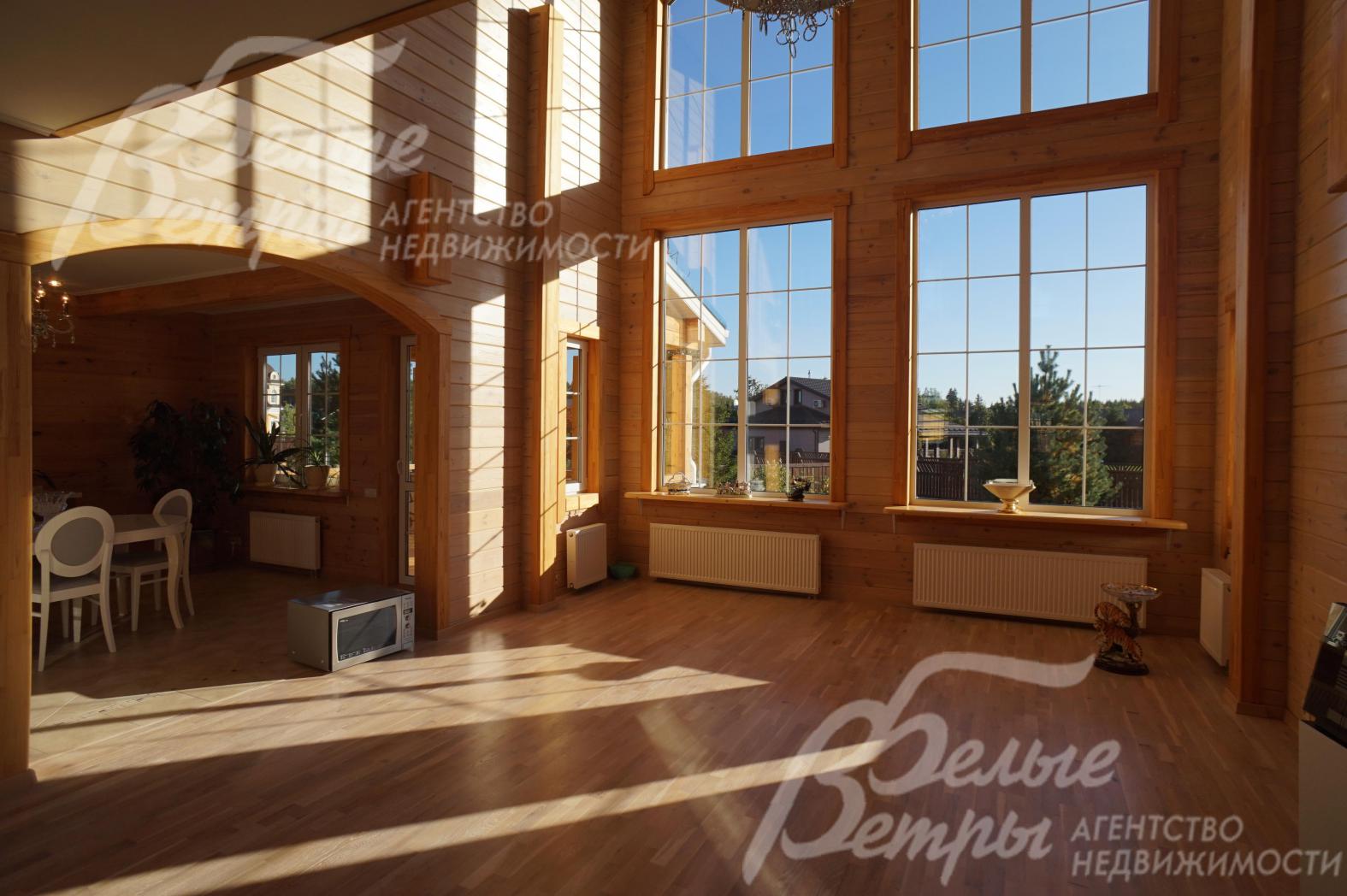 Светлая гостиная с  большими 2-х камерными окнами.