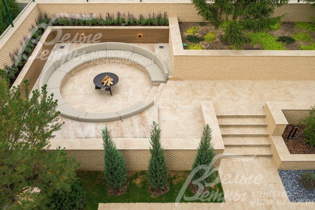 Сделаны костровище и система прогулочных террас и подпорных стен