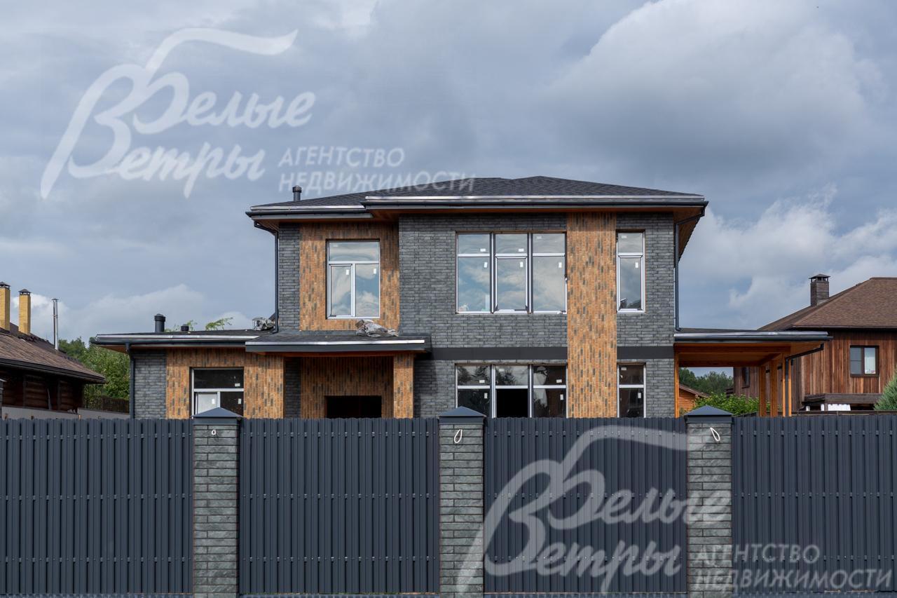 Участок по периметру огорожен капитальным забором