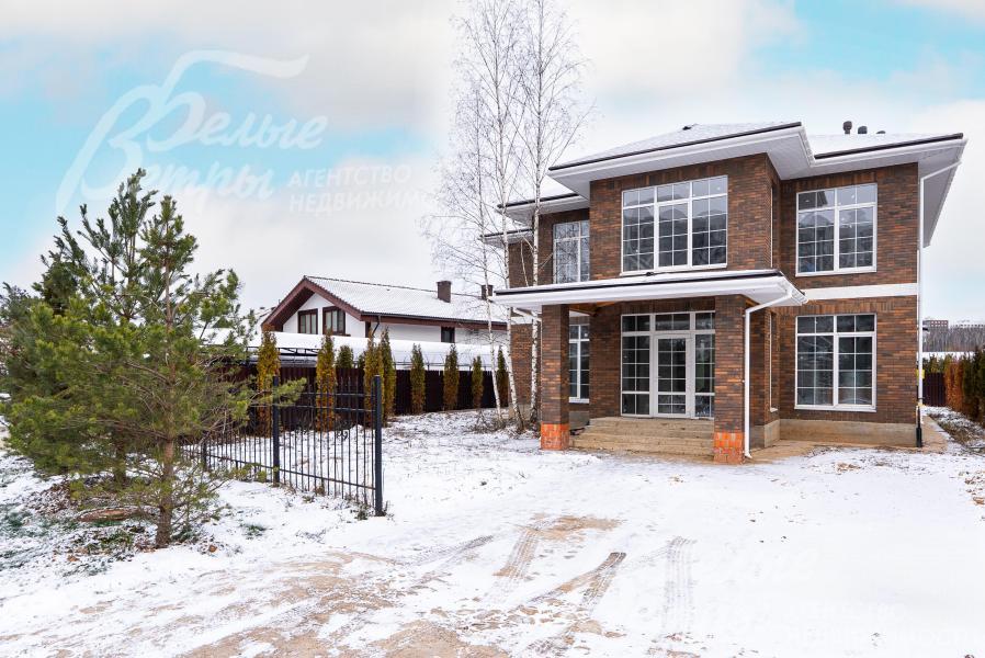 Входная группа со стеклянной дверью, дополненной панорамными боковыми окнами