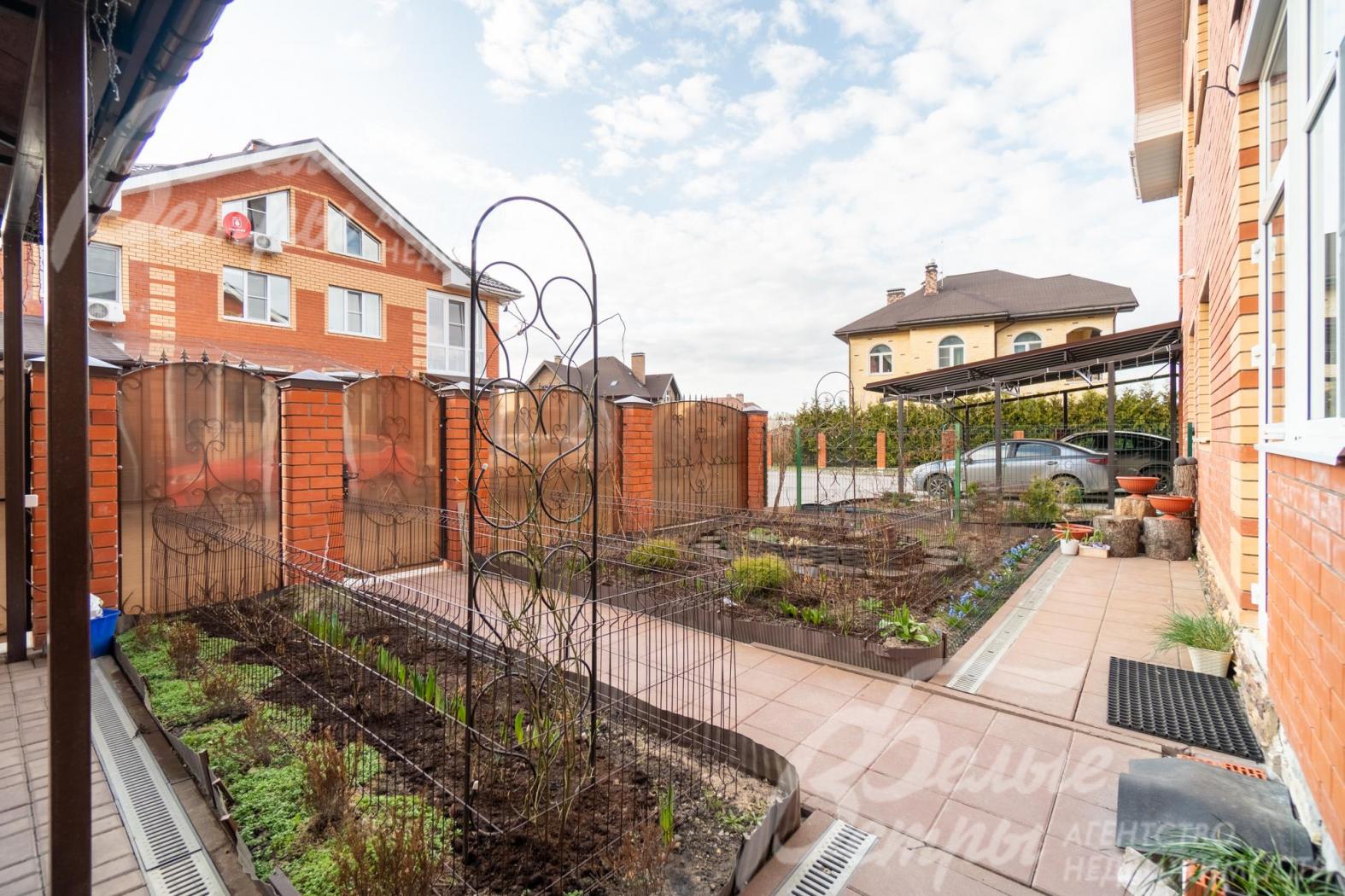 Участок облагорожен: высажен газон, дорожки вымощены плиткой