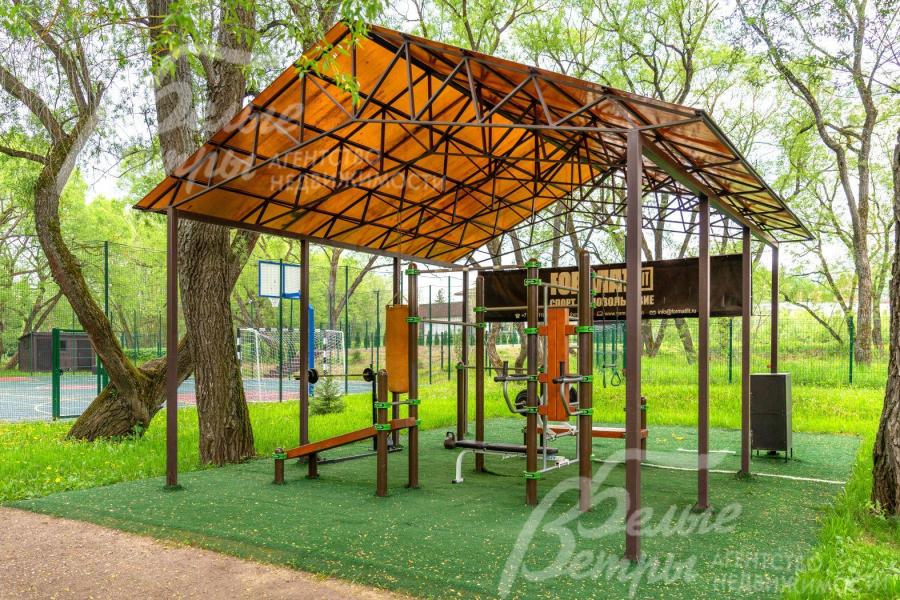 Спортивная площадка, оборудованная тренажерами