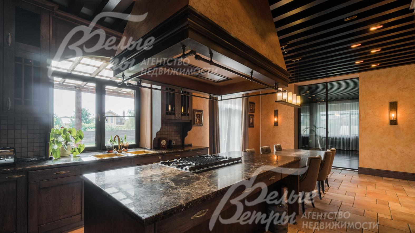 Столешница - натуральный мрамор, раковина - латунь со встроенным кухонным измельчителем insinkerator.