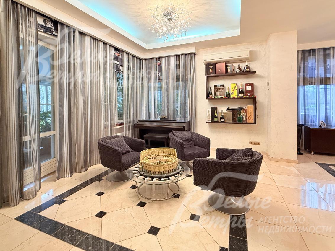 Дом полностью меблирован. На первом этаже - уютная светлая гостиная с выходом на террасу