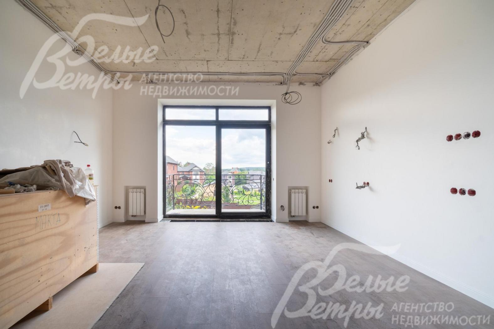 Мастер-спальня на втором этаже с раздвижным окном с выходом на балкон