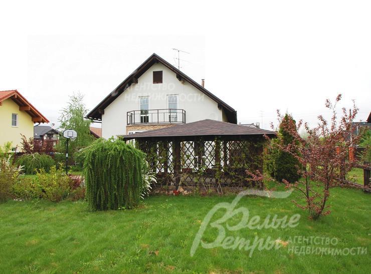 Вид на дом и беседку со стороны участка