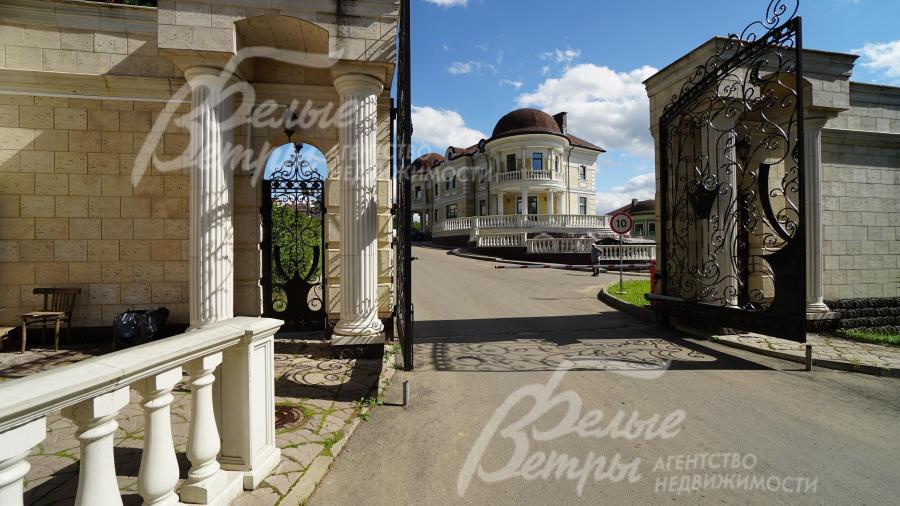 Административное здание 900 кв.м в поселке Идиллия, где располагаются аптека, минимаркет и химчистка