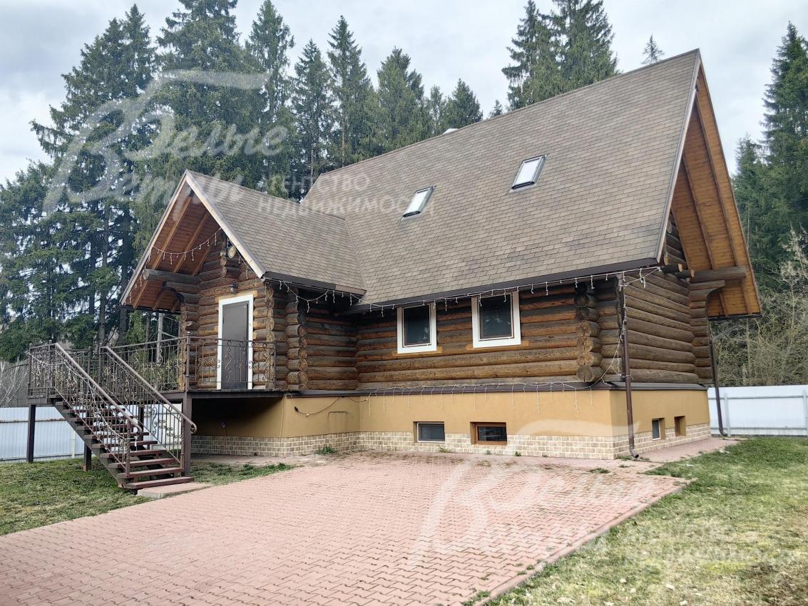 Бревенчатый трехуровневый дом на участке 8 соток. 