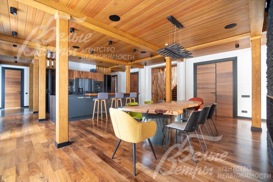 В зоне кухни-столовой установлен немецкий гарнитур SEGMÜLLER с островом и обеденный стол из карагача 