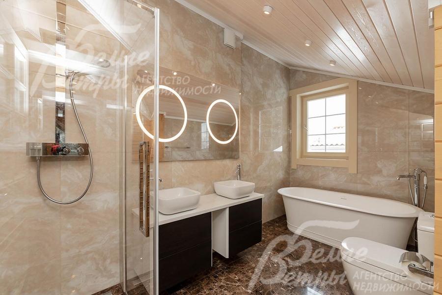 Ванная комната в главной спальне