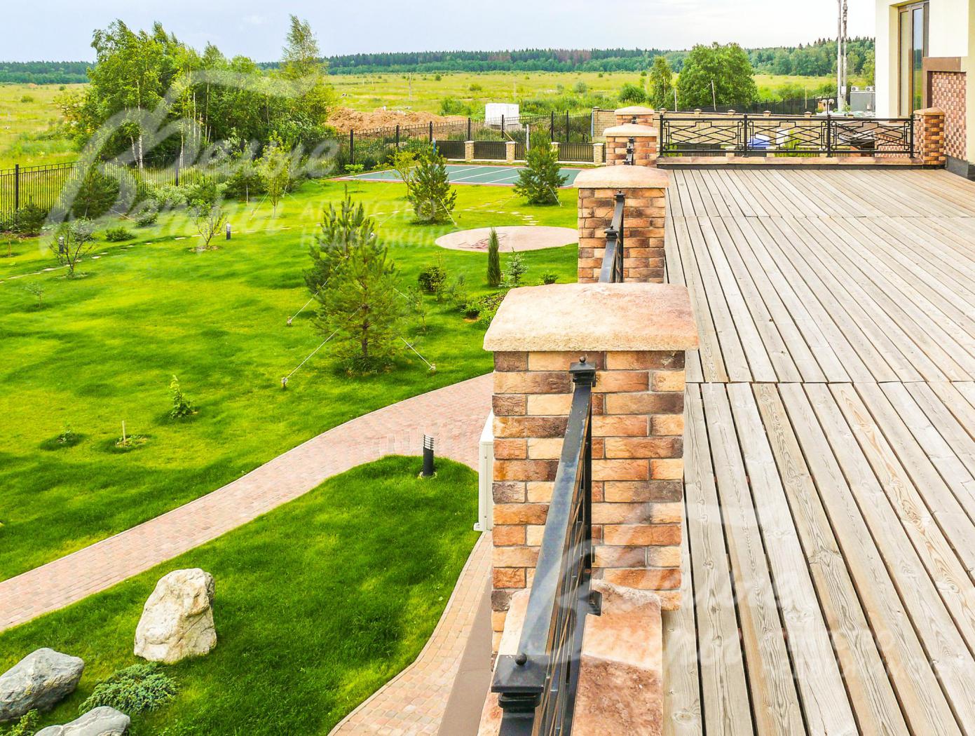 Из главной спальни так же есть выход на террасу 36,8 кв.м, откуда открывается прекрасный вид на  лес и поле.