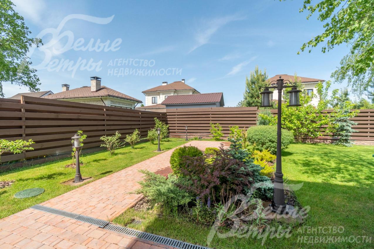 Подготовлена площадка под уличный бассейн, на бетонном основании, с подведенным электричеством.