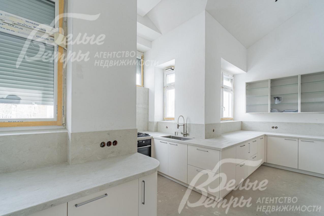 Оборудованная кухня с мраморными столешницами.