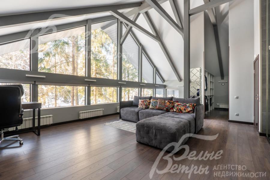 В мастер-блоке установлен диван и удобное рабочее место у окна 