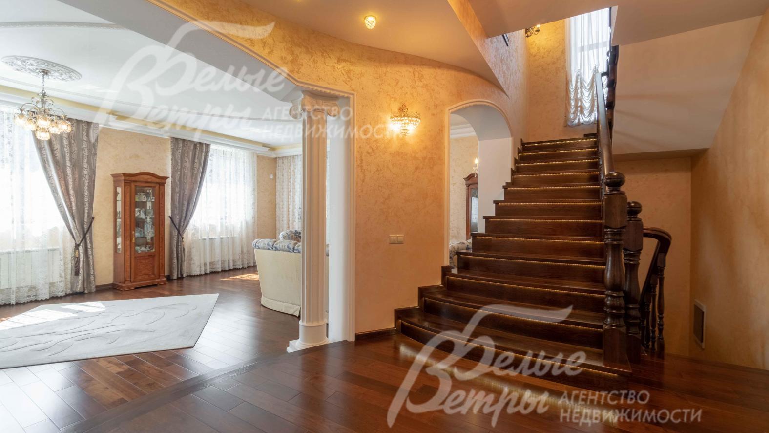 холл с лестницей и колоннами. Декоративная штукатурка Хагери на стенах