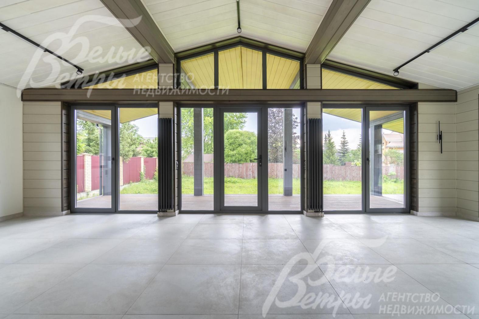 Отделка - характерная для современных барнхаусов в универсальной светлой палитре с акцентами в контрастных оттенках природного цвета