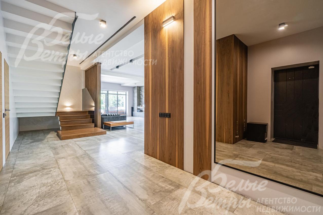 Холл первого этажа