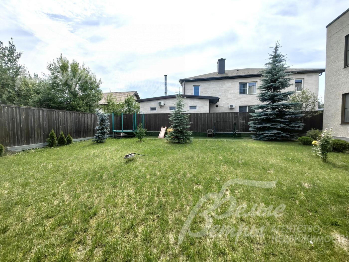 Газон с оборудованным автополивом