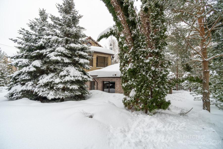 Дом стоит на живописнейшем участке с вековыми хвойными деревьями, кустарниками, клумбами, газоном