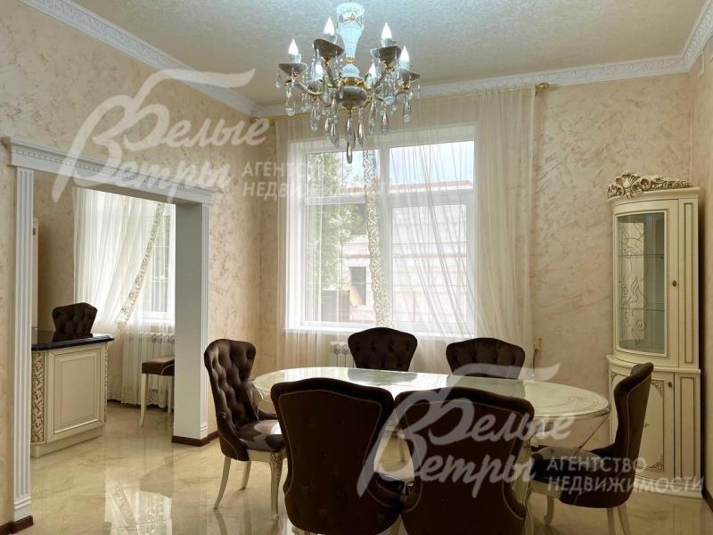 Зона столовой рядом с кухней.