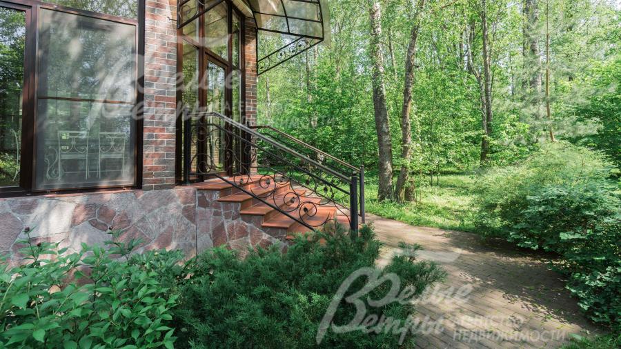 Стены дома облицованы красивейшим клинкерным кирпичом, крыльца - керамическим ступенями, цоколь - натуральным камнем