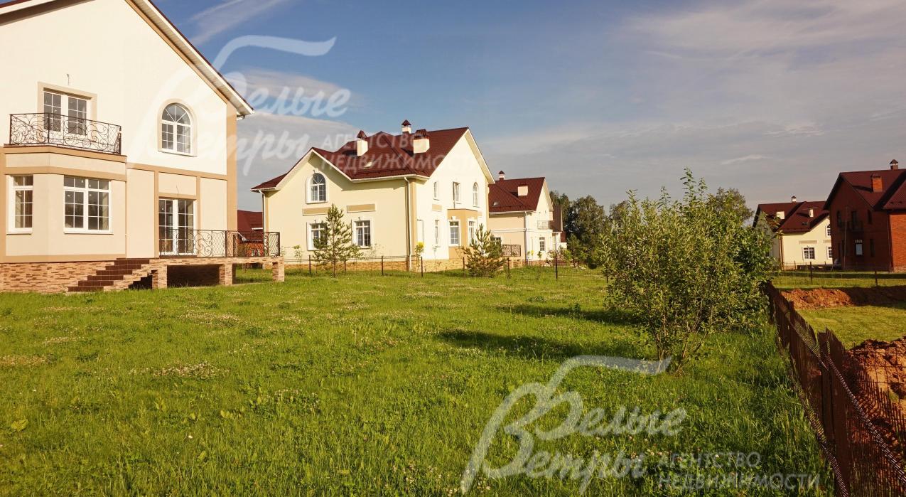 На участке высажены молодые сосны, туи и кустарники