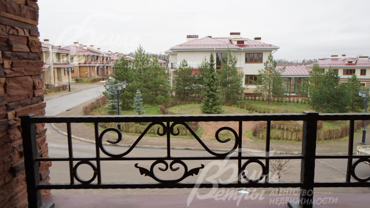 Вид с балкона 2-го этажа на поселок
