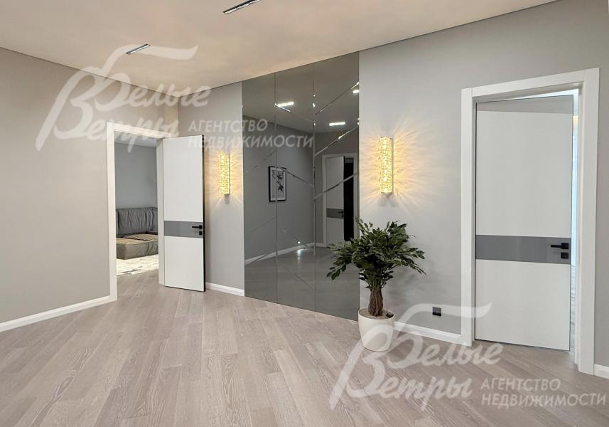 Холл второго этажа: на полу - натуральный шпон дуба