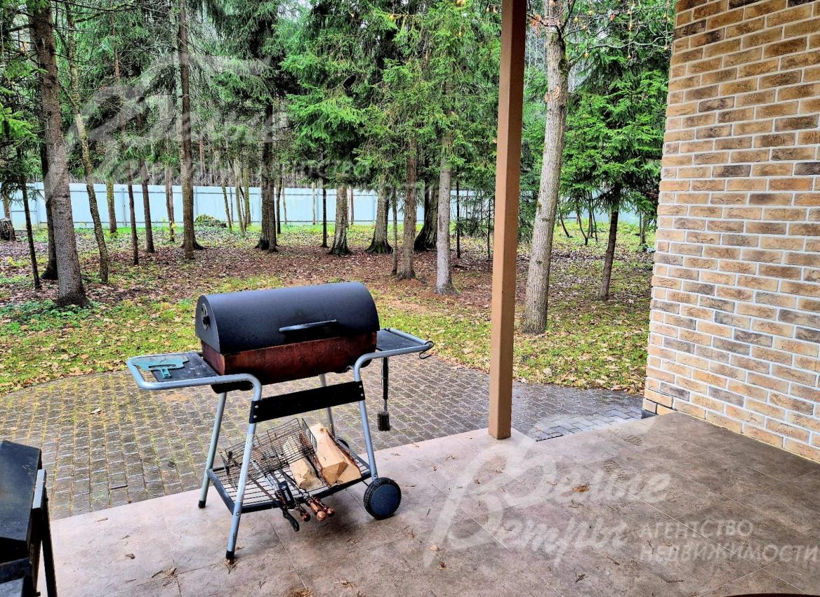 Зона барбекю с шикарным видом на лесной участок