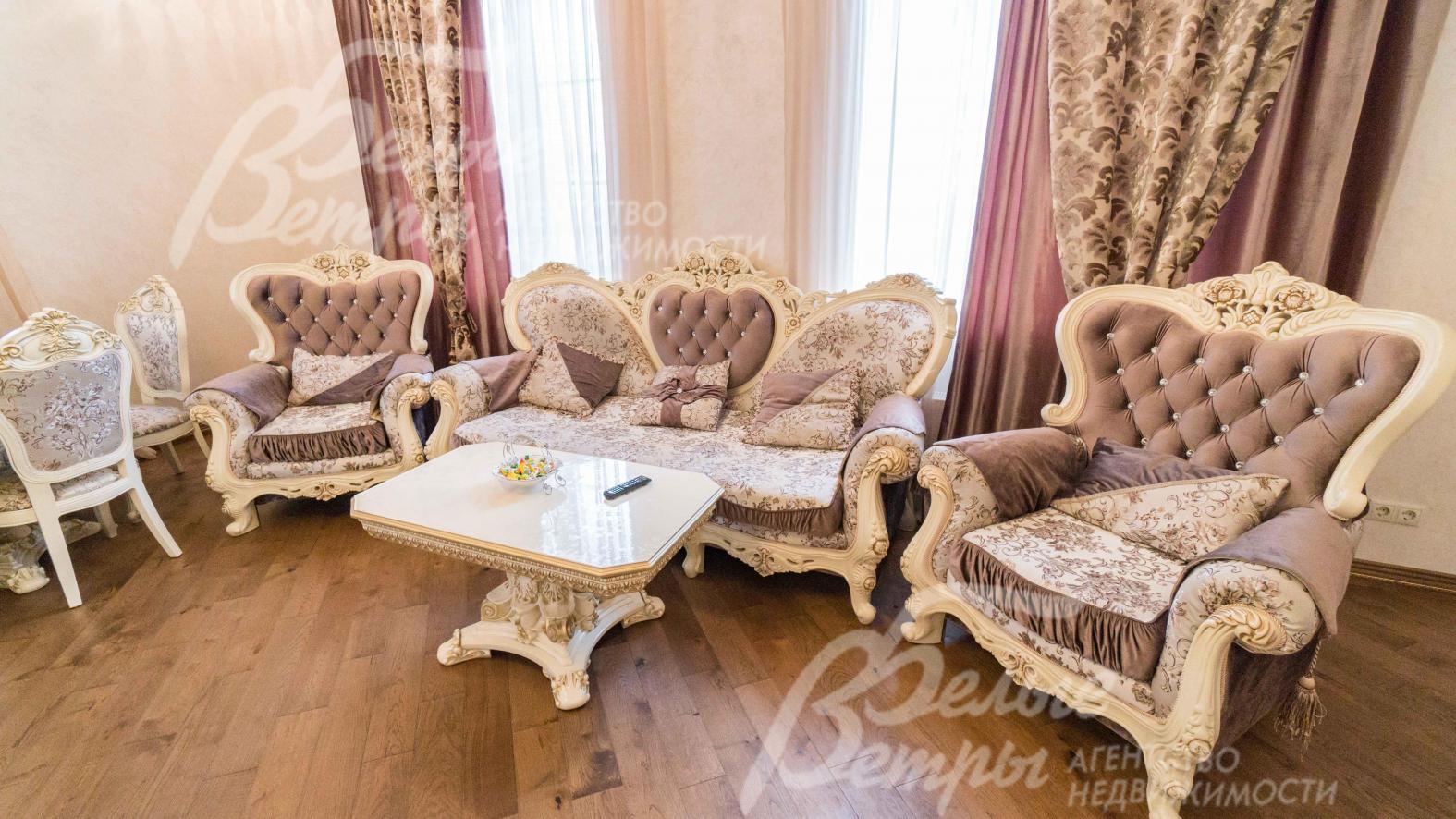 Мягкий гарнитур с обивкой из дорогого жаккарда