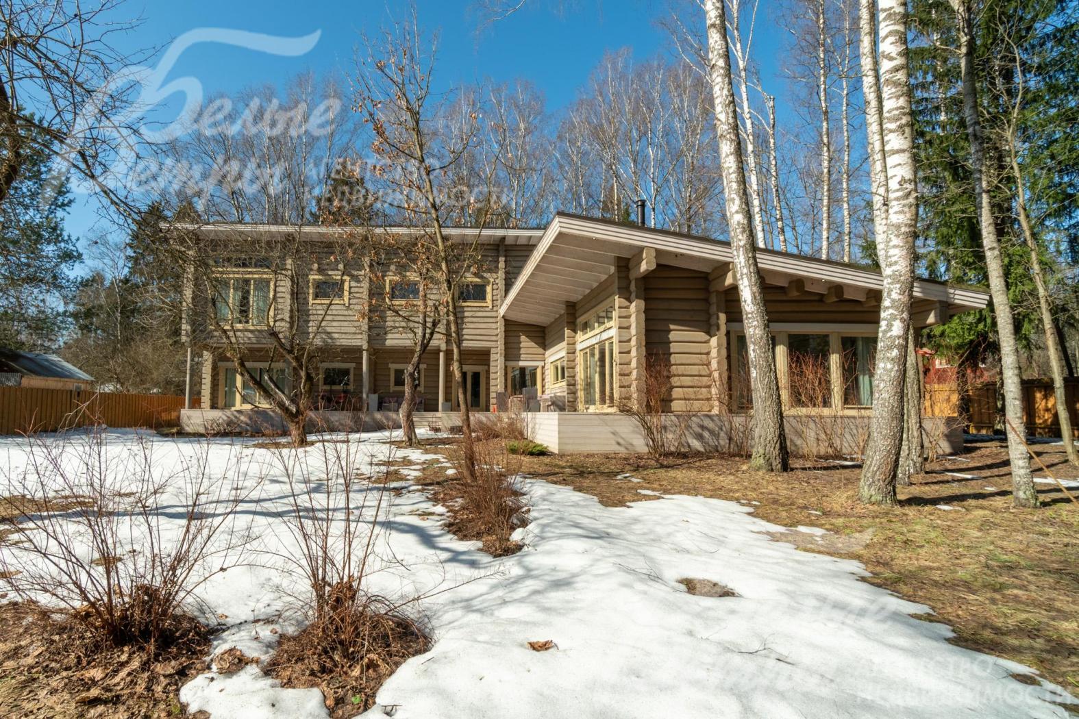 На участке множество растений