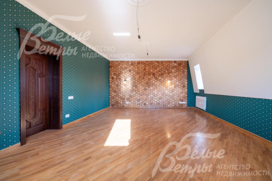 На мансардном этаже есть несколько помещений свободного назначение, в одном из них - эффектные обои и акцентная 3D-панель 