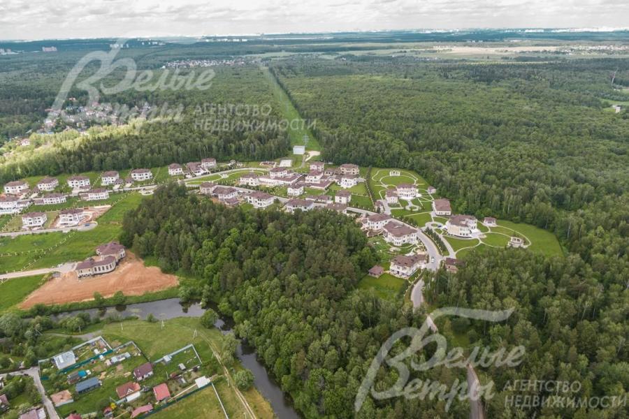 Поселок Идиллия на берегу реки Пахра