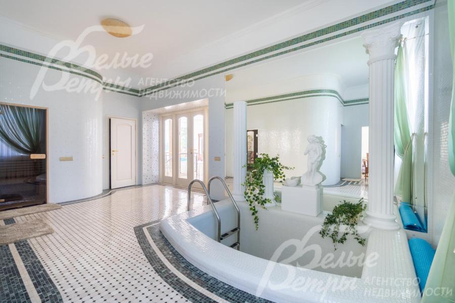 В зоне парной находится купель глубиной более 2 м, отделанная мраморной мозаикой