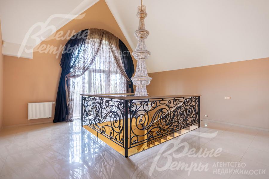 В холле-галерее на мансардном этаже - кованая балюстрада и итальянская девятикаскадная люстра высотой 5 м 