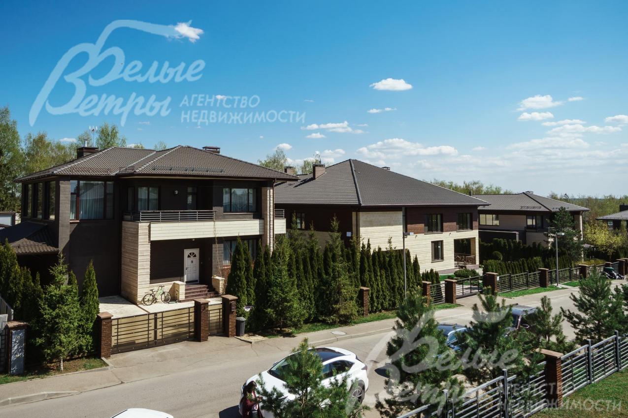 Дома в поселке Крекшино выстроены в едином стиле